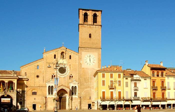 Cercasi badanti a Lodi foto