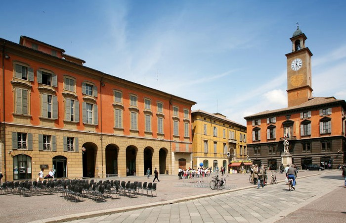 Cercasi badanti a Reggio Emilia foto