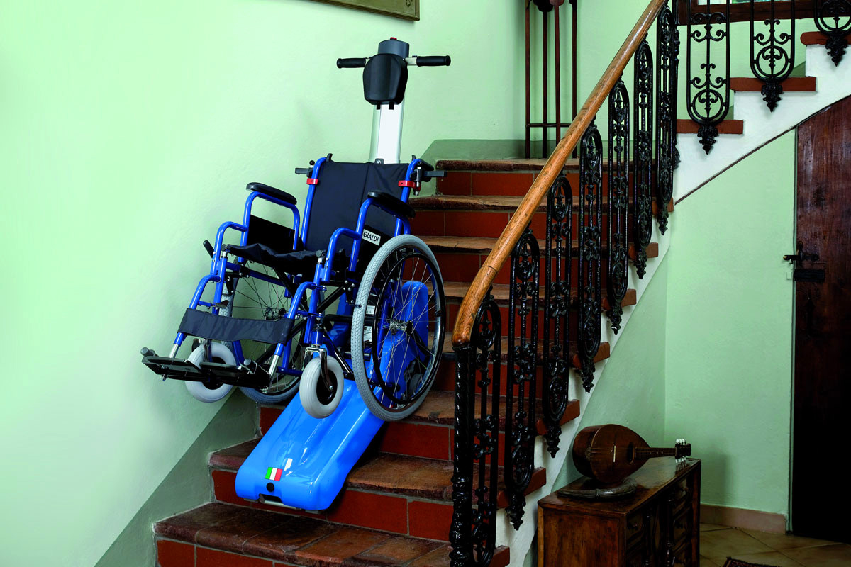 montascale cingolato per disabili